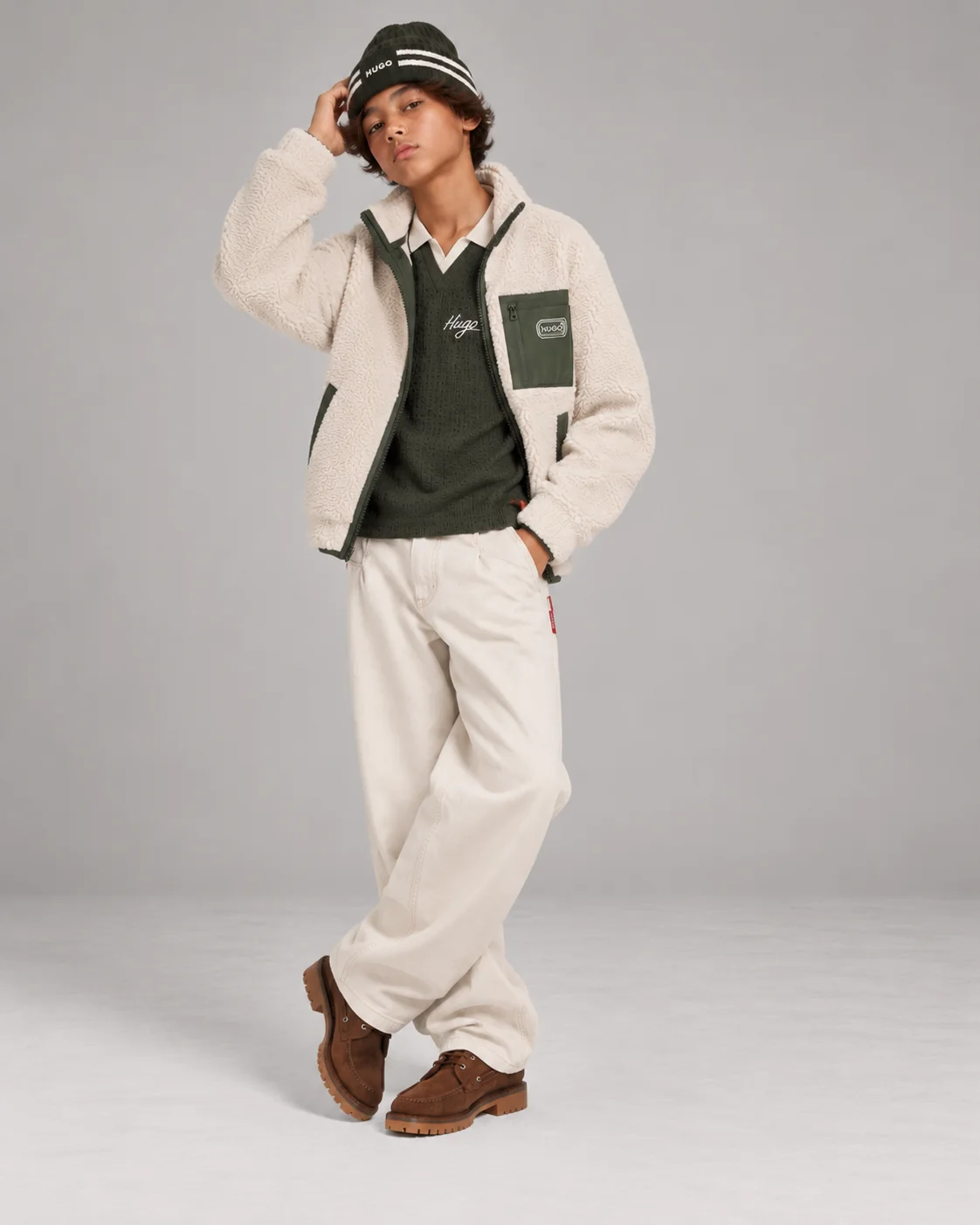 Silhouette hiver : veste sherpa écrue, gilet maille vert, pantalon twill écru